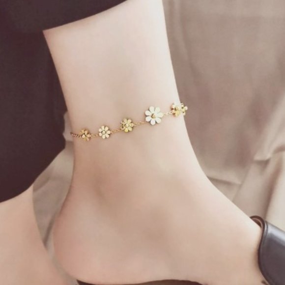 Daisy Linked Anklet - Picture 4 of 5